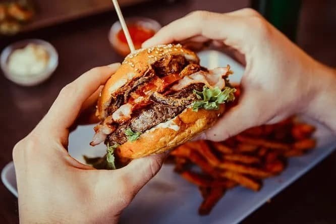 Bağışıklık için hangisi daha tehlikeli: hamburger mi yoksa soğuk algınlığı mı?
