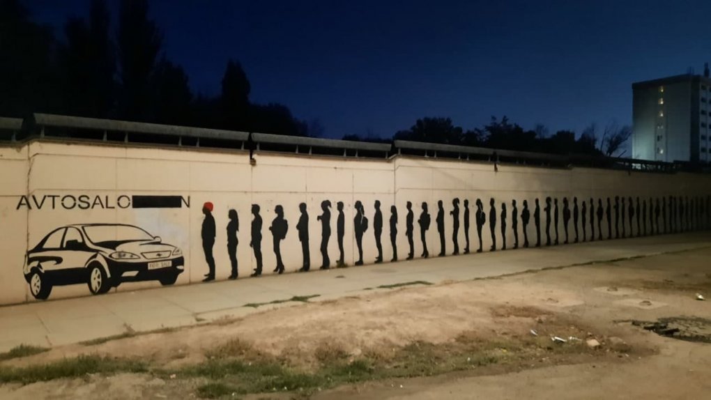 Toshkentda UzAuto Motors monopoliyasiga bag‘ishlangan strit-art paydo bo‘ldi (video)