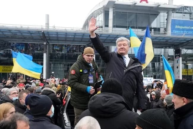 Poroshenko Ukrainaga qaytdi. Uni Rossiya foydasiga vatanni sotishda ayblashmoqda