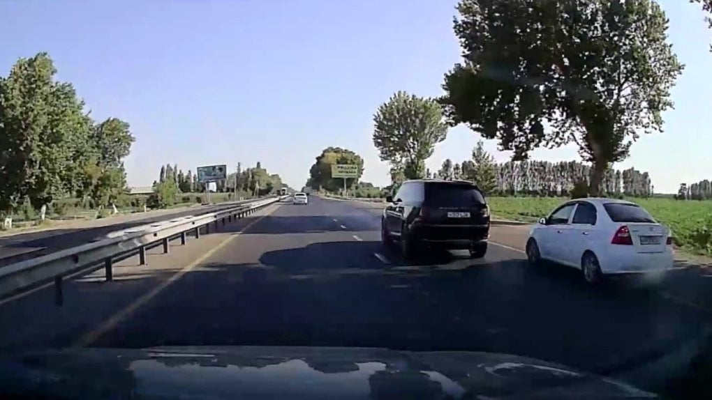 "Range Rover" автомобилида хавфли тарзда ҳаракатланган ҳайдовчига чора кўрилди