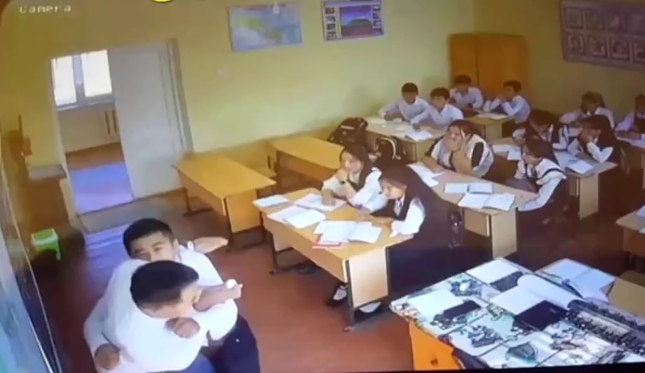 Ўқитувчисини калтаклаган ўқувчининг ота-онаси жарима тўлайдиган бўлди