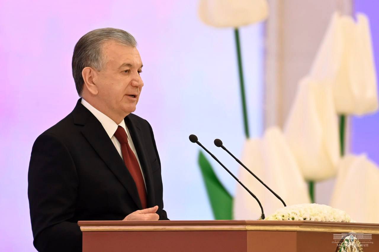«Sizlardan bir umr qarzdormiz» - Shavkat Mirziyoyev ayollarni bayram bilan tabrikladi