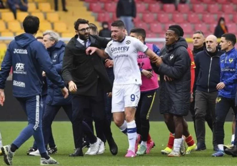 Italiyada raqib futbolchisining yuziga “kalla qo‘ygan” bosh murabbiy haydaldi