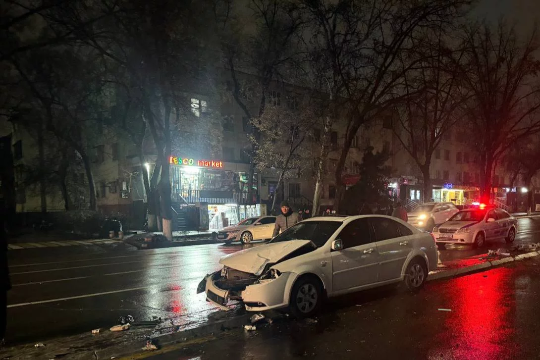 В Ташкенте автомобиль Lacetti столкнулся со столбом посреди дороги