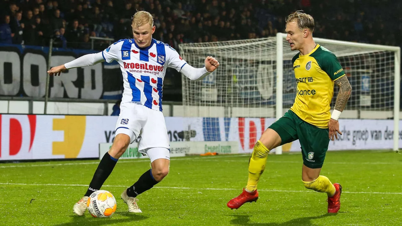 Robin van Persi jamoasiga qarshi bir vaqtda 12 futbolchi oʻynadi