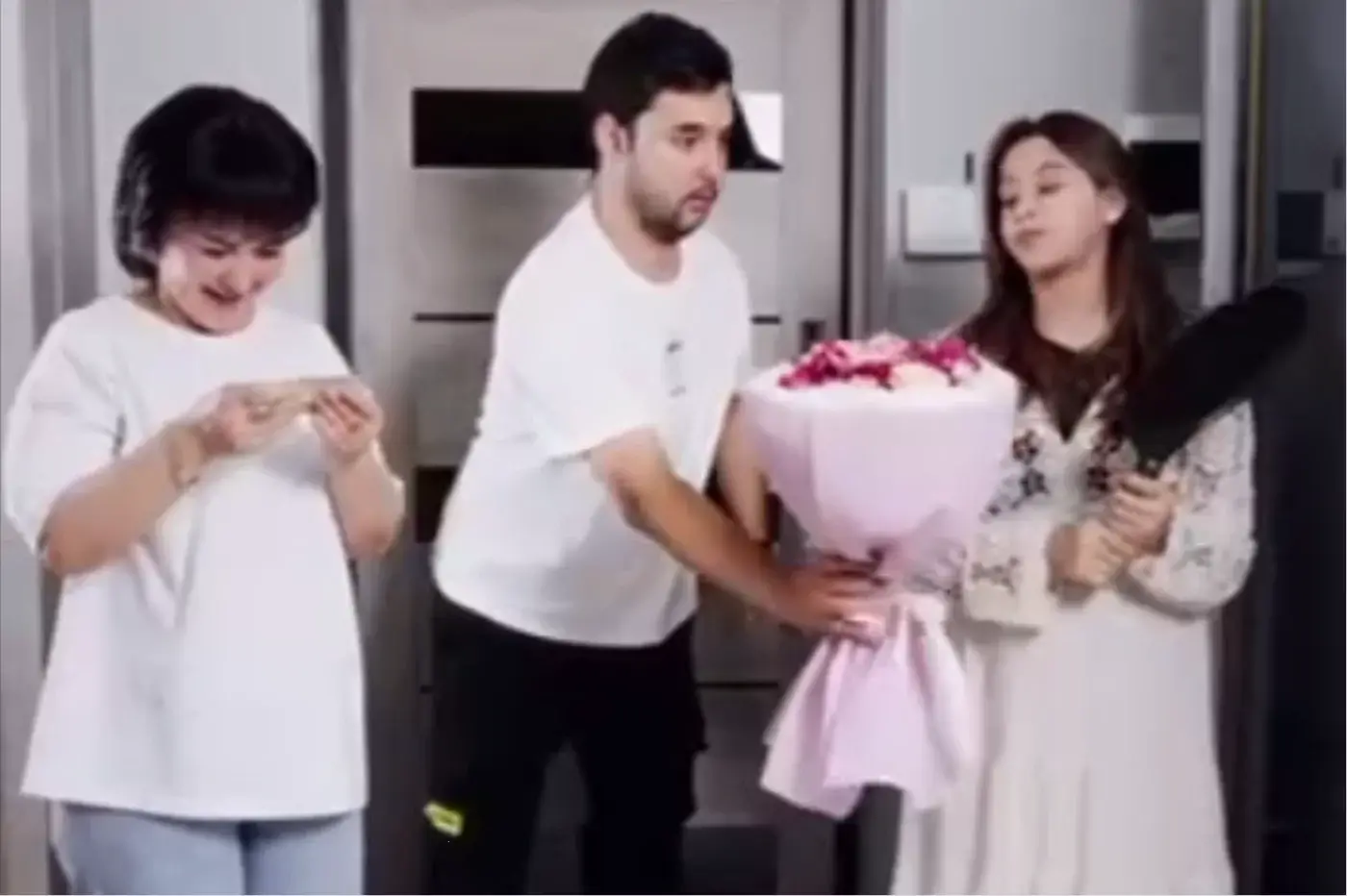 Humorous situation: mother-in-law, daughter-in-law, and son-in-law, or the "Frying Pan Effect" (video)