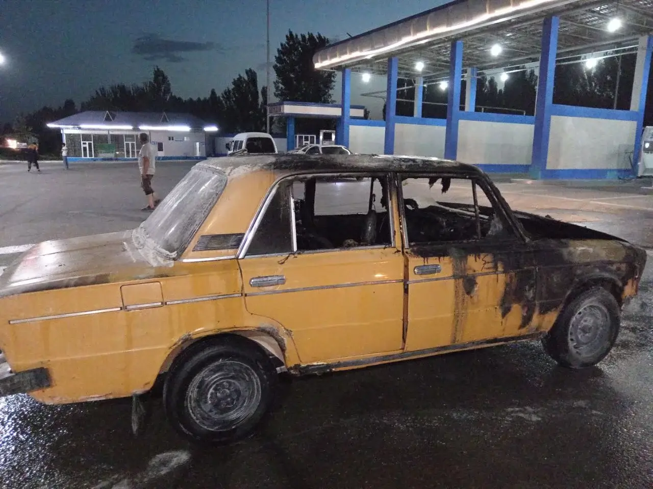 "Zhiguli" Namangan bölgesindeki benzin istasyonunda alev aldı
