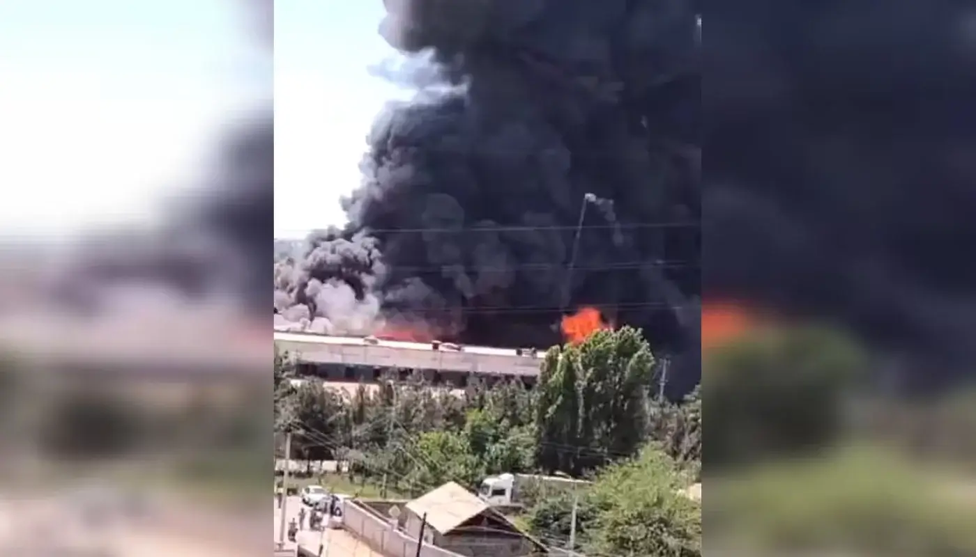 Taşkent'in Sergeli semtindeki bir depoda büyük yangın çıktı (video)