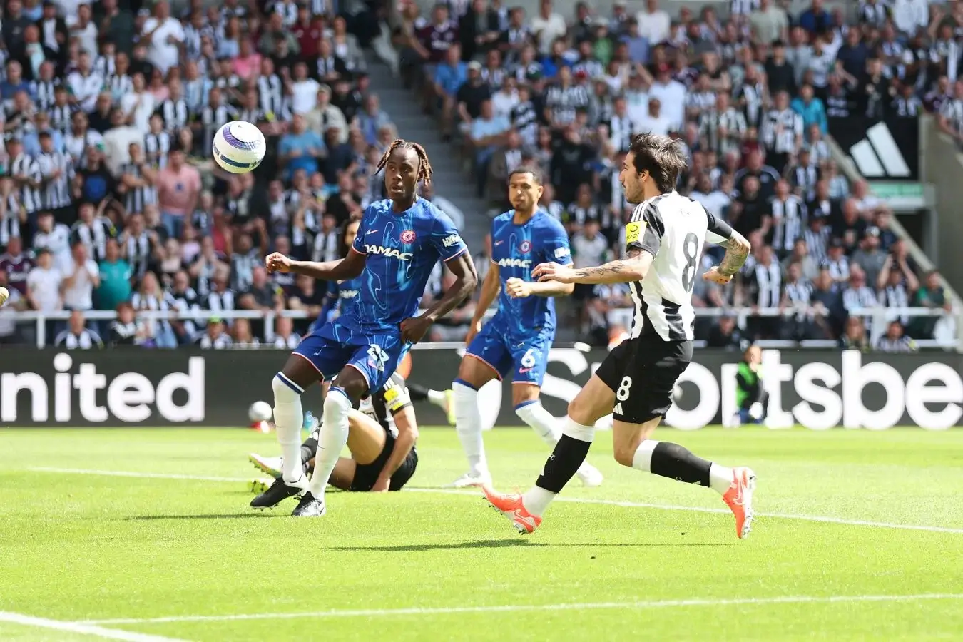 Premier League. "Newcastle" defeated "Chelsea" at home and entered the top three